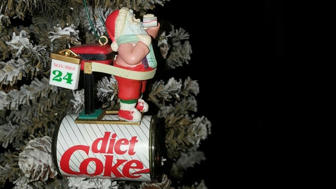 Для рождественского продвижения диетической колы, компания Coca-Cola даже выпустила специальные коллекционные елочные игрушки